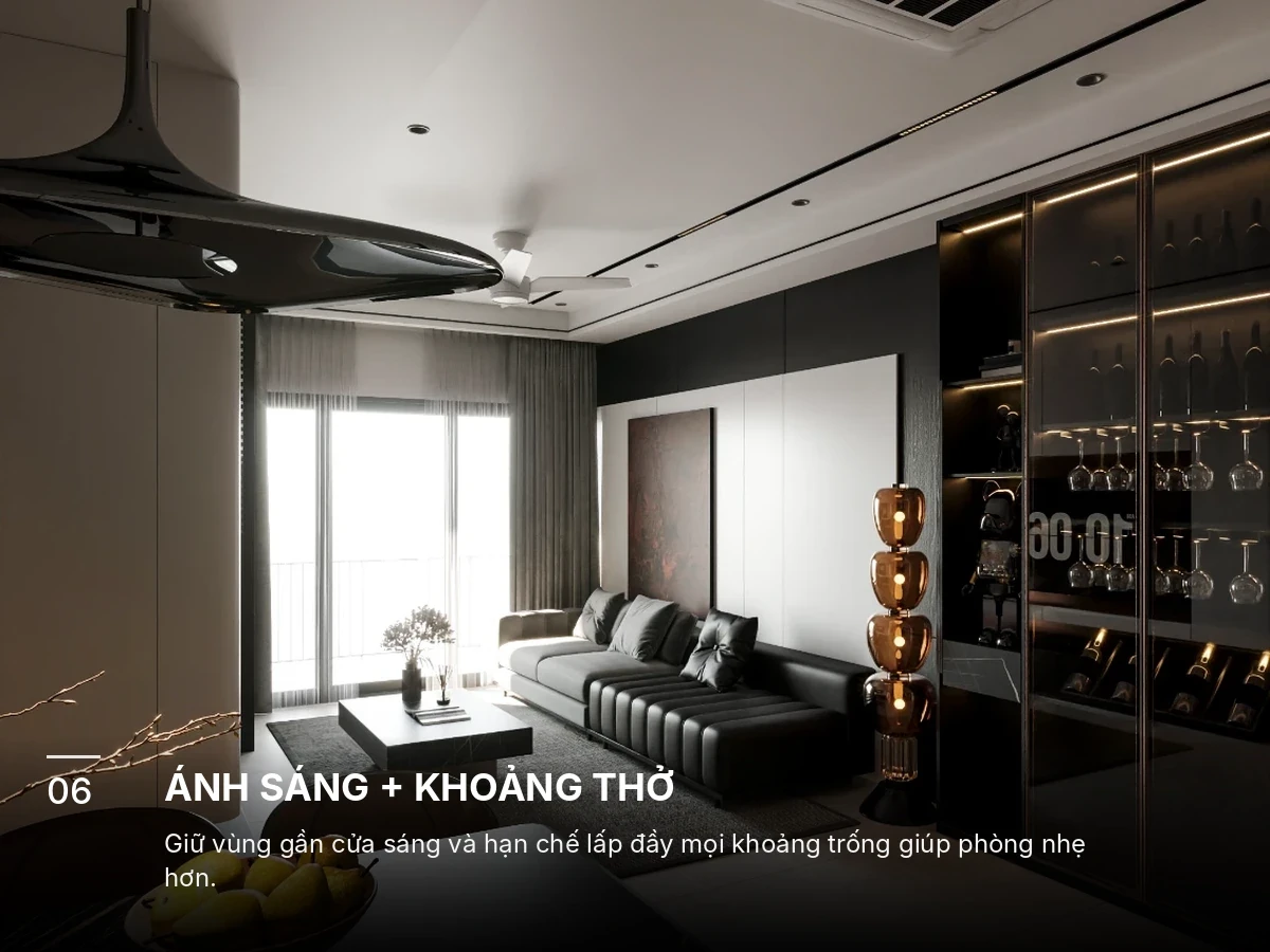 Khu sofa cạnh cửa kính lấy sáng tự nhiên trong phòng khách nhà phố.