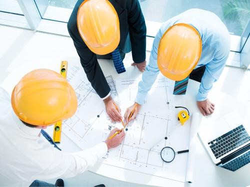 Kinh nghiệm xây nhà tiết kiệm Hình ảnh thể hiện sự hợp tác giữa chủ nhà và đơn vị thi công uy tín.